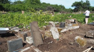 15 Červnové čištění náhrobků na hřbitově ve Svatoboru   